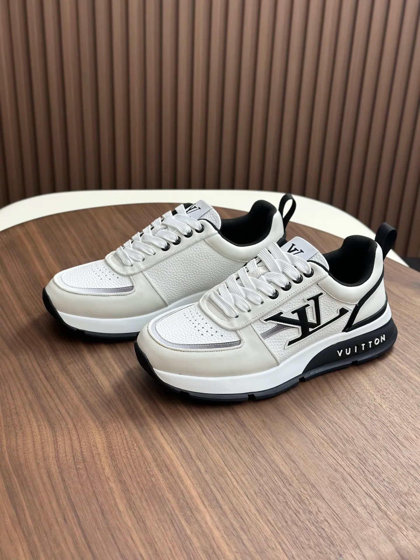Men's shoes💰820 Lv 🔍Top purchasing agent🇮🇹 Louis Vuitton, the sports sneaker counter is synchronized, the uppers are imported from Italy, high-quality splicing colorful and complex crafts, the imported mesh padding is soft and comfortable, soles: original soles specially provided by the original factory, T men's men's shoes 💰U exclusive movable molded soles are super comfortable, original factory and single goods, 🔍🔍high quality, you can enter and leave the counter at will, welcome to compare, code number 38-44 (customized 45)